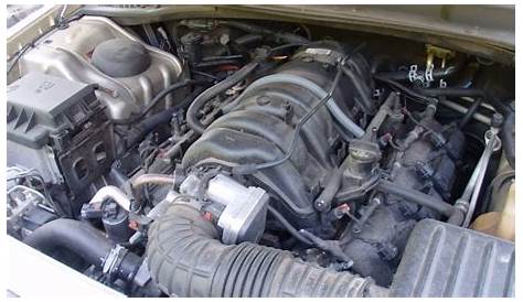 2006 Chrysler 300 C HEMI Engine Photos