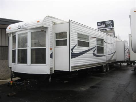 Experience Luxurious Living in Style with the 2006 Hy Line Park Model Trailer - Your Ultimate Home Away from Home!