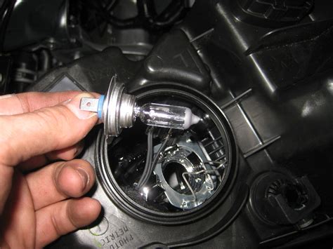 2006 ford fusion headlight bulb replacement