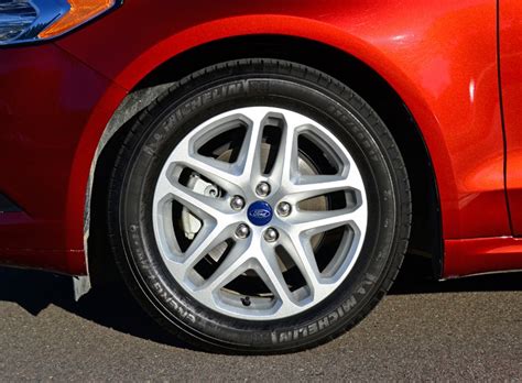 2015 ford fusion tire size