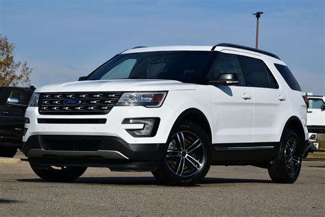 2016 Ford Explorer XLT front view