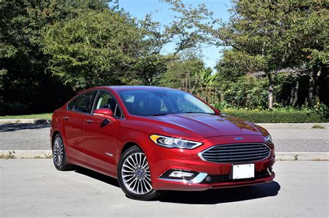 2018 ford fusion hybrid titanium vs se