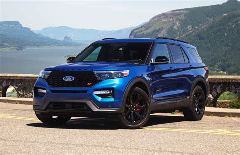 2022 ford explorer st features