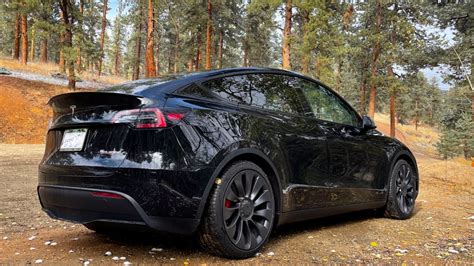 2022 model y performance tire size