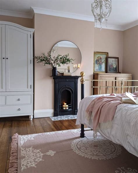 21. Design a romantic bedroom with setting plaster pink