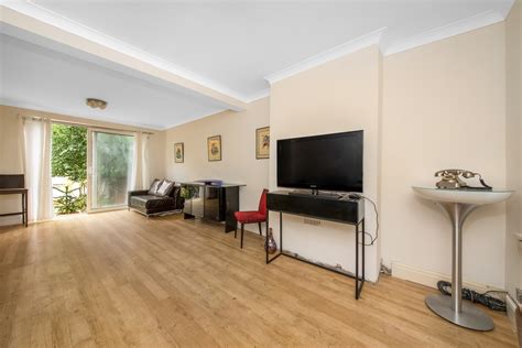 3 Bedroom Flat For Sale In Eltham