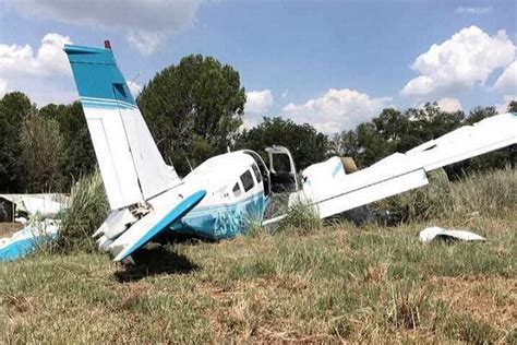 3 dead in tourist plane crash landing