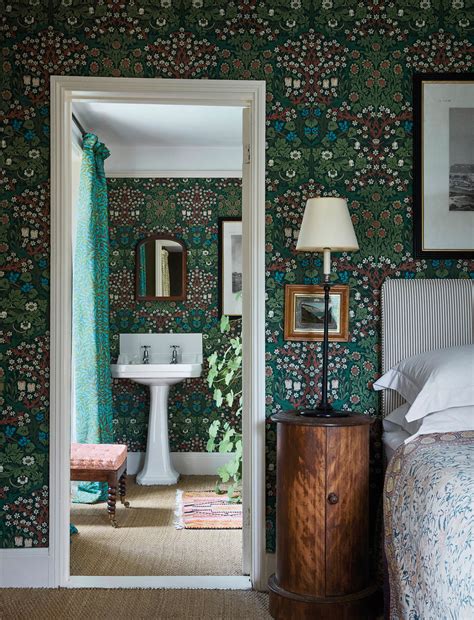 3. Create harmony between traditional bedroom ideas and an ensuite with wallpaper