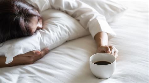Hindari Kafein dan Alkohol Sebelum Tidur