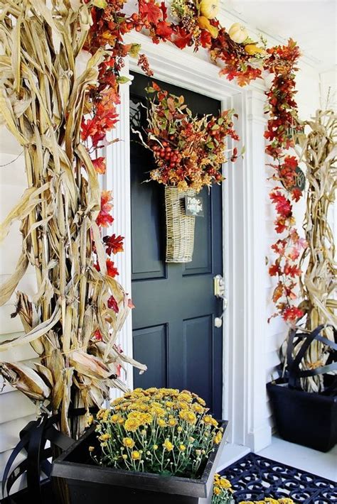 Awesome Thanksgiving Front Door Decor Ideas 16 HMDCRTN