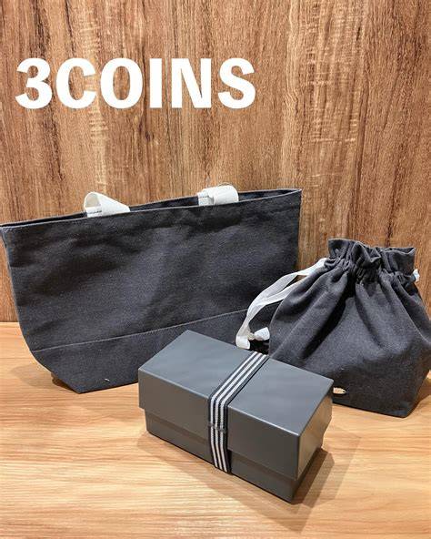 3COINSの巾着や小物が並ぶ雑貨店の売り場イメージ