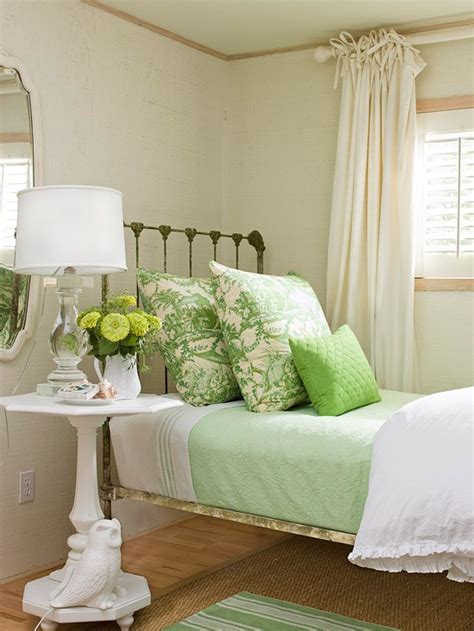 48 Perfect Spring Bedroom Decorating Ideas HOMYHOMEE Cozy small