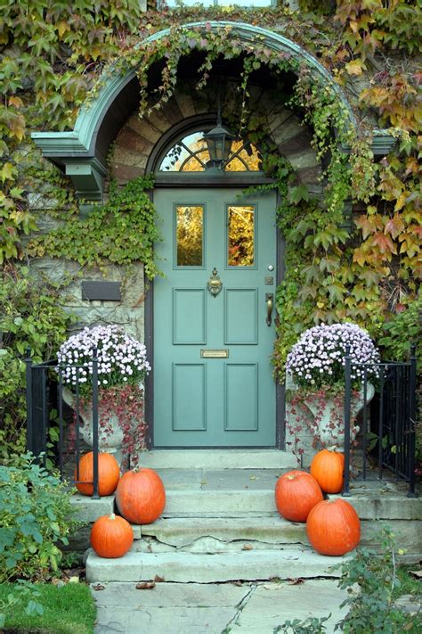 47 Cute And Inviting Fall Front Door Décor Ideas DigsDigs