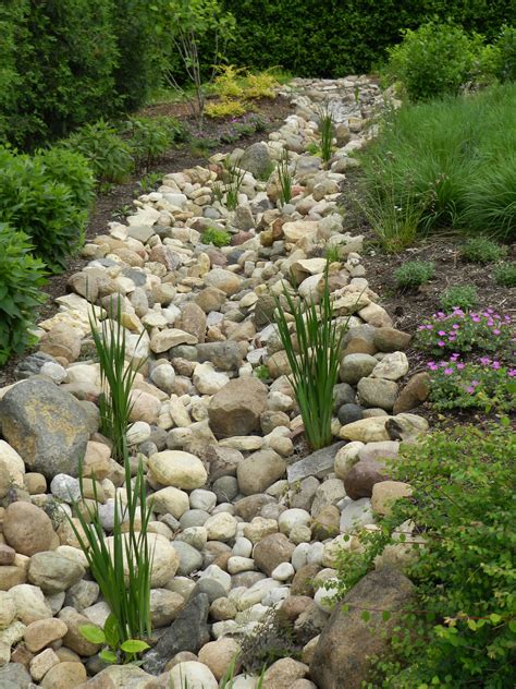 50 DIY dry creek landscaping ideas with pictures! Dry creek