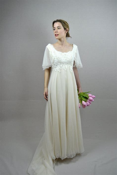 Vintage 70s Wedding Dress. 1970s Kate Middleton Style White Chiffon