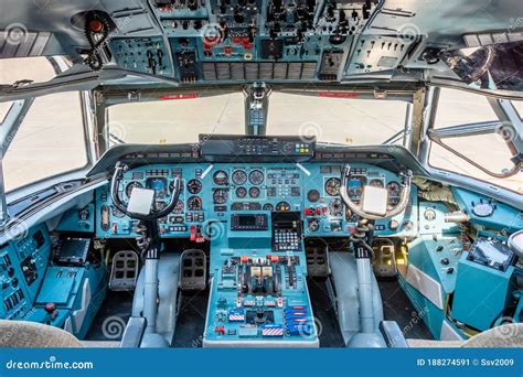Ultimate Guide to ANTONOV An-72 Cockpit