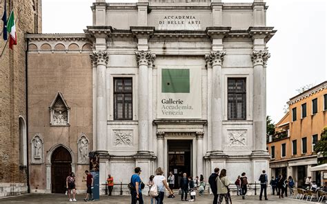 Accademia Gallery line