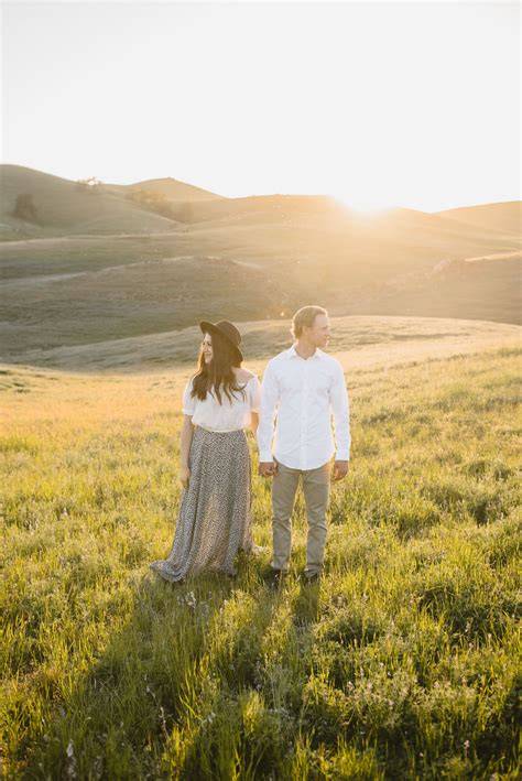 Accessorizing Your Spring Engagement Photos Outfits