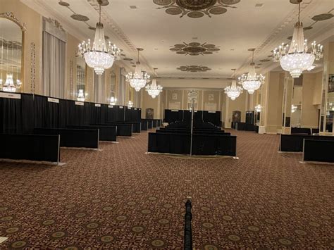 Adaptable partitioned ballroom