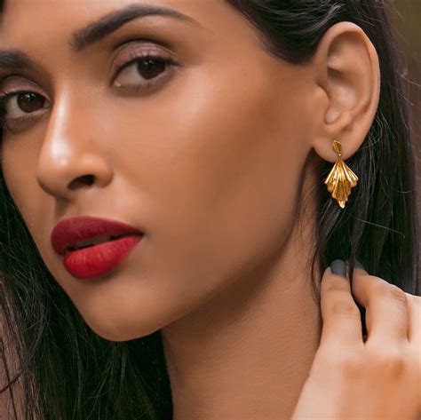 Add Glamour to your Look with Fashion Earrings