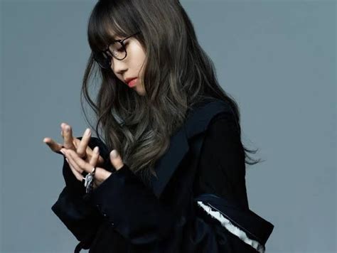メガネを着用したAimerのアーティスト写真
