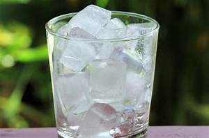 Air Mineral dan Es Batu untuk Gelas Es Buah Unik