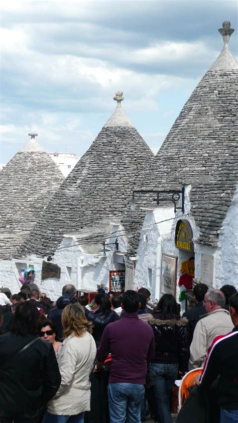 Alberobello crowds