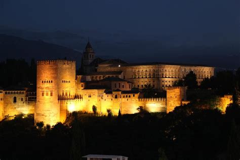 Alhambra Nasrid Palaces at Night: A Ticketless Tour Review