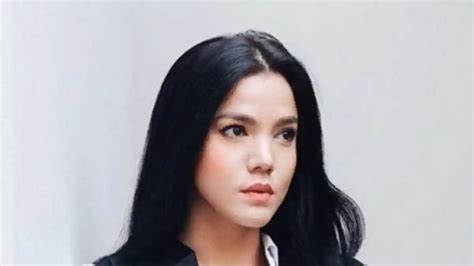 Alice Norin Biodata