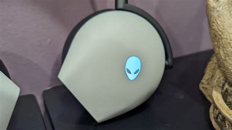 Alienware Tri-Mode gaming headset design