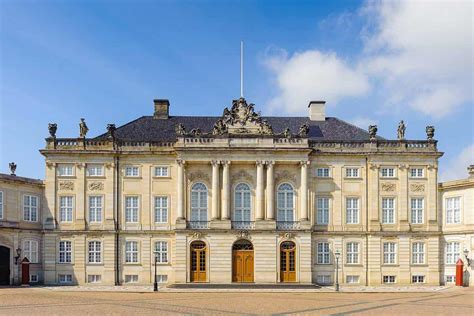 Amalienborg Palace & Nyhavn Tour Review: Is it Worth it?