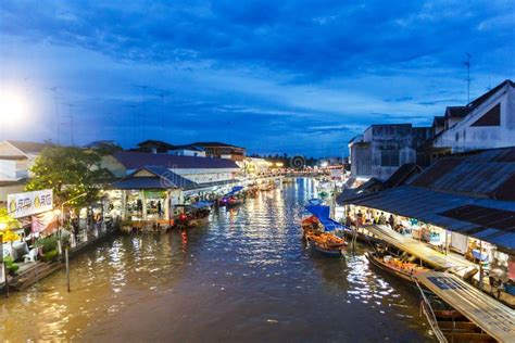 Amphawa Floating Market evening