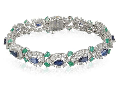 An beguiling wear: Emerald bracelet