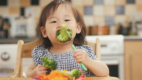 Anak sedang makan sayur