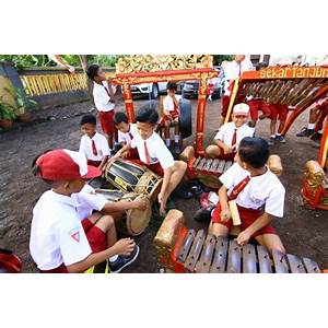 Anak-Anak Bermain Alat Musik Ritmis Indonesia