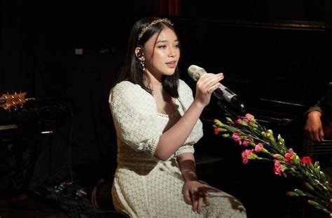 Anneth menyanyi