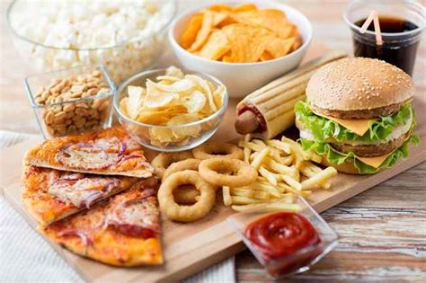 Apa Sih Resiko Makan Makanan Ringan yang Berlebihan?
