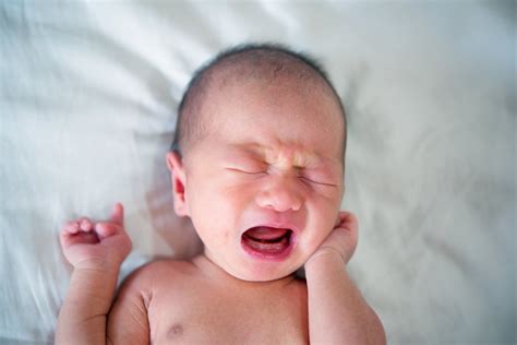 Apa Penyebab Bayi Menangis Pada Sore Dan Cara Mengatasinya