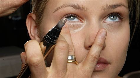 Applying Under-Eye Makeup