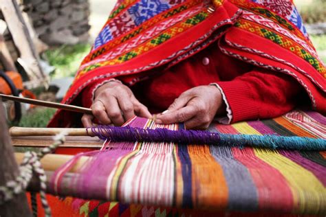Imagen de tejidos andinos, cerámica tradicional y artesanía en madera del Perú