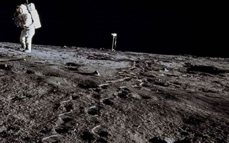 Astronot Yang Tidak Berjalan Di Permukaan Bulan