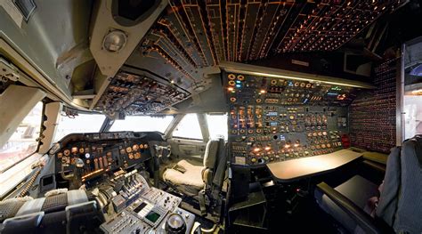 Cockpit of the Advanced Powerhouse: Boeing 747-100