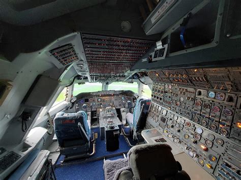 Discover the BOEING 747-200 Cockpit: A Masterpiece of Aviation Technology