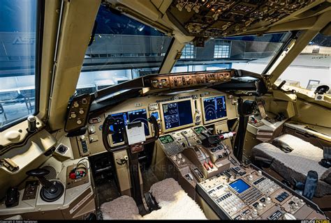 A Detailed Guide to the Boeing 767-200ER Cockpit