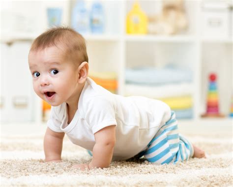 Baby Crawling: Tips & Encouragement 