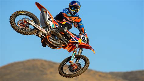 Background Motor Cross