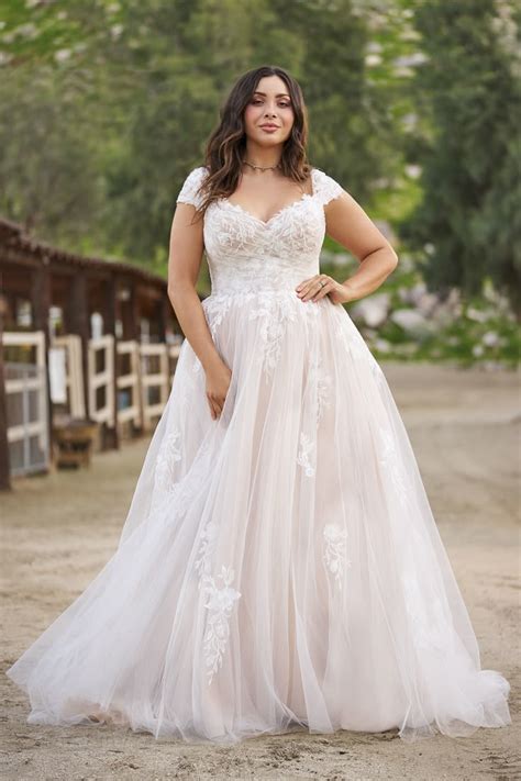 Affirming Beauty: A Heartwarming Guide on Finding the Perfect Backyard Wedding Dress for Plus-Size Brides