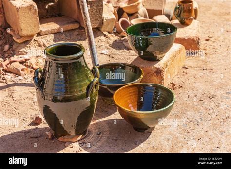 Bahla Pottery Factory artisan