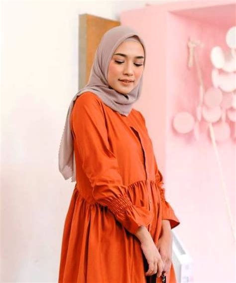 Baju Ungu dengan Jilbab Orange
