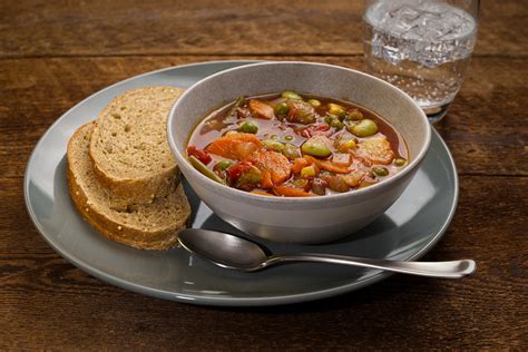 栄養バランスを整えたパンとスープの食事